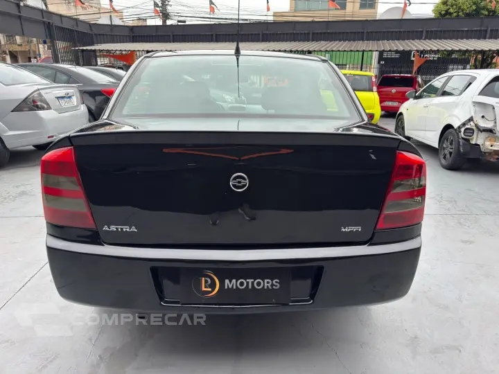 ASTRA 1.8 MPFI Comfort Sedan 8V