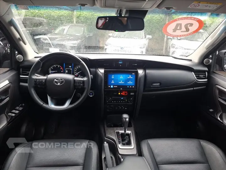 HILUX SW4 2.8 D-4D TURBO DIESEL SRX 7L 4X4 AUTOMÁ
