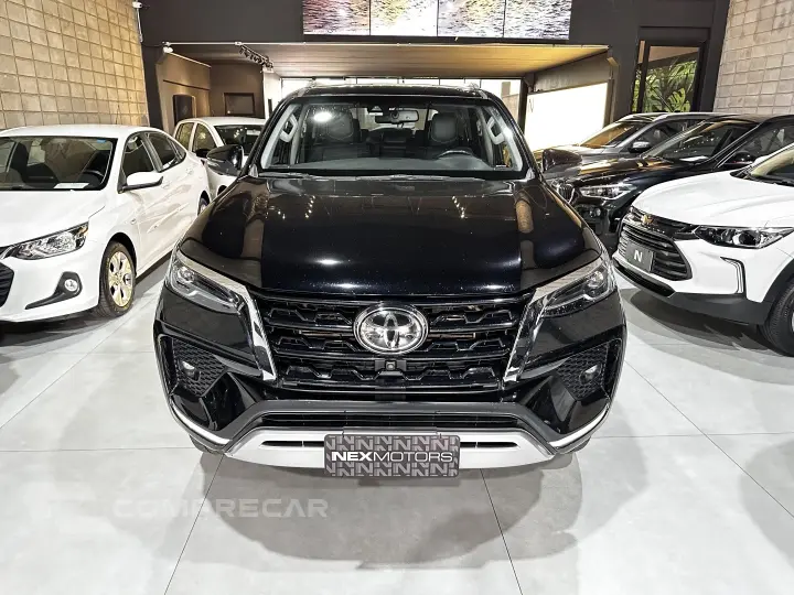HILUX SW4 2.8 D-4D TURBO DIESEL SRX 7L 4X4 AUTOMÁTICO