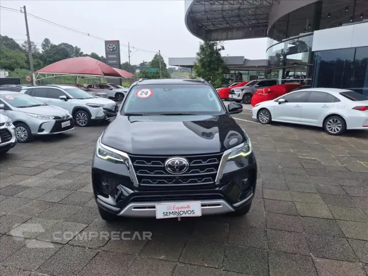HILUX SW4 2.8 D-4D TURBO DIESEL SRX 7L 4X4 AUTOMÁ