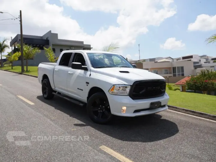 CLASSIC 5.7 V8 GASOLINA LARAMIE NIGHT EDITION CD 4X4 AUTOMÁT