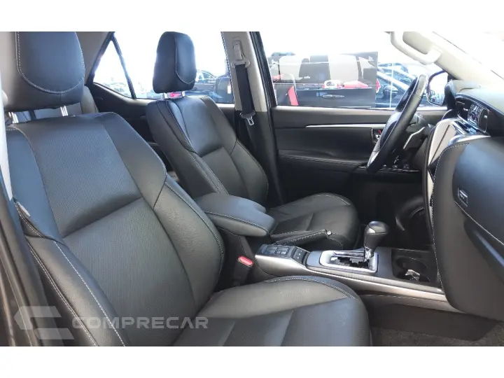 HILUX SW4 2.8 D-4D TURBO DIESEL SRX PLATINUM 7L 4X4 AUTOMÁTI