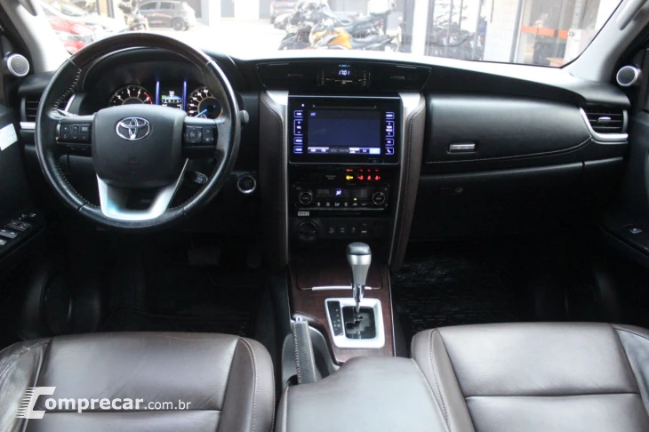 Hilux SW4 2.8 4P SRX 4X4 7 LUGARES TURBO DIESEL AUTOMÁTICO