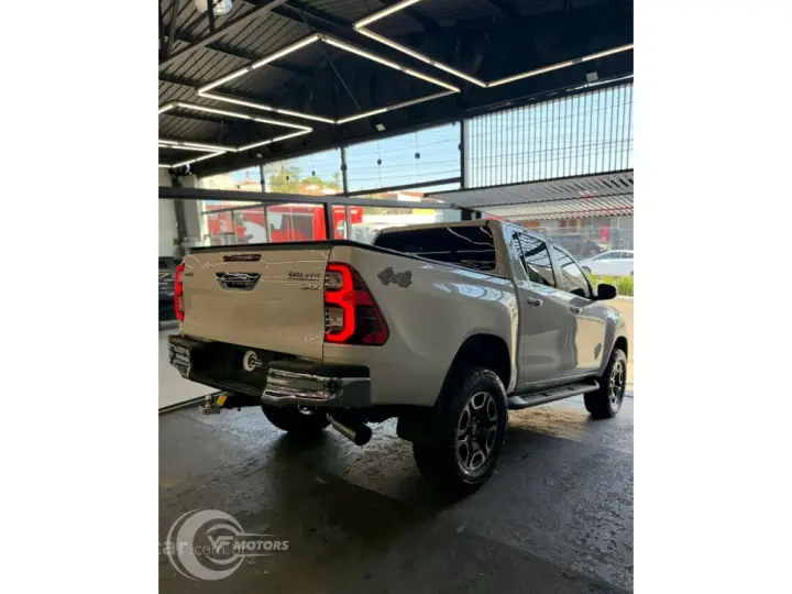 HILUX 2.8 D-4D TURBO DIESEL CD SRX 4X4 AUTOMÁTICO