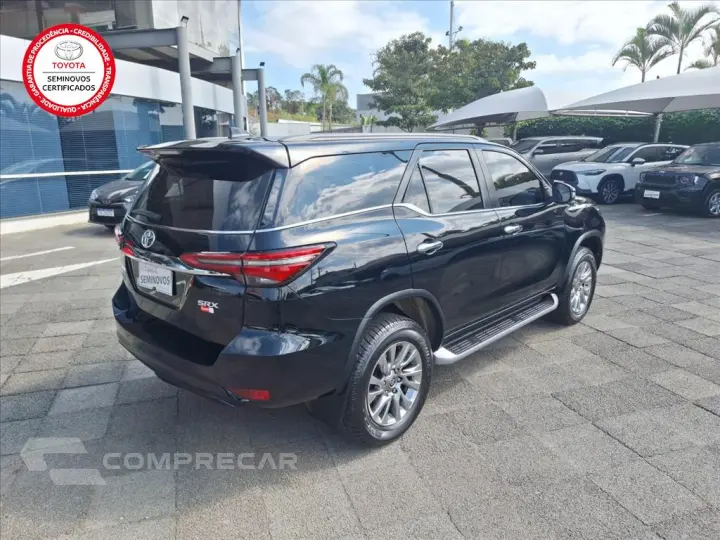 HILUX SW4 2.8 D-4D TURBO DIESEL SRX 7L 4X4 AUTOMÁ