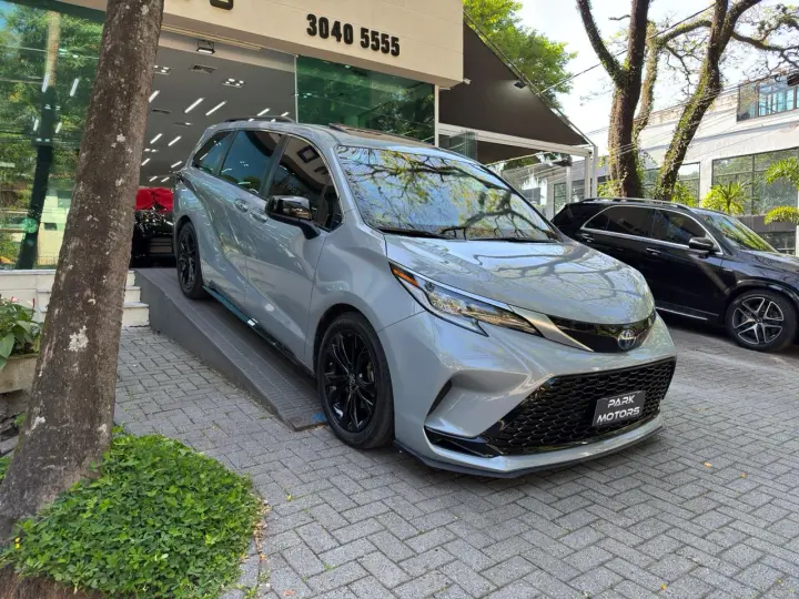 SIENNA 2.5 VVT-I Hybrid XSE