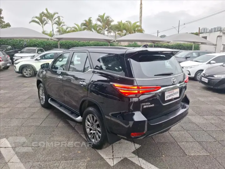 HILUX SW4 2.8 D-4D TURBO DIESEL SRX 7L 4X4 AUTOMÁ