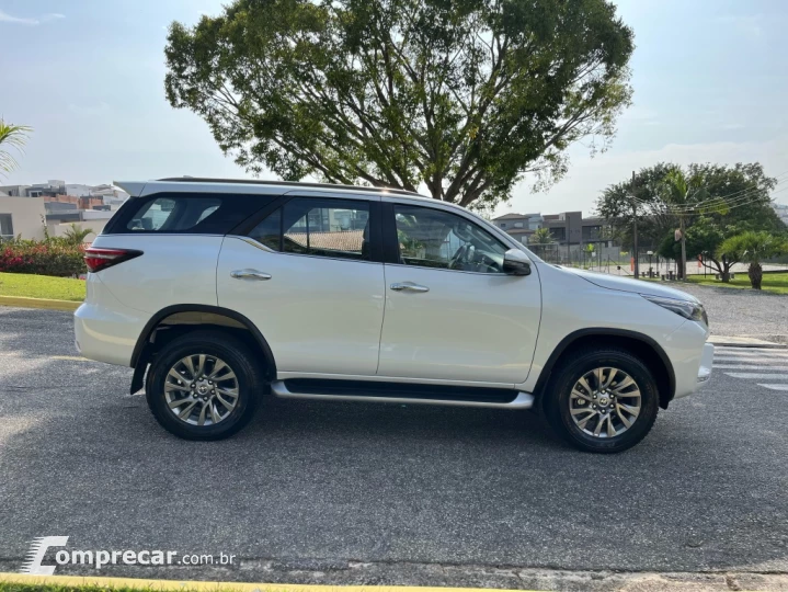 HILUX SW4 2.8 D-4D TURBO DIESEL SRX 4X4 AUTOMÁTICO