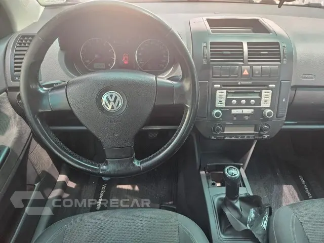 POLO SEDAN - 1.6 MI COMFORTLINE 8V 4P MANUAL