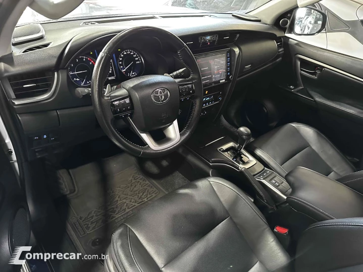 HILUX SW4 2.8 D-4D TURBO DIESEL SRX 7L 4X4 AUTOMÁTICO