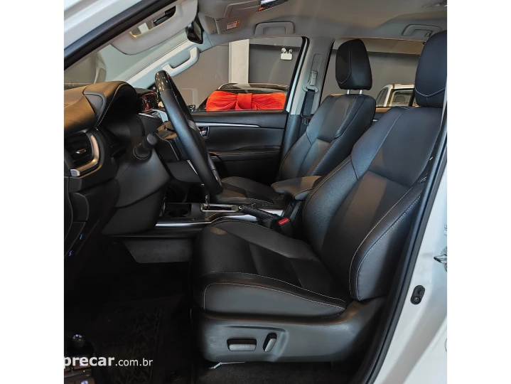 HILUX SW4 2.8 D-4D TURBO DIESEL SRX 7L 4X4 AUTOMÁTICO