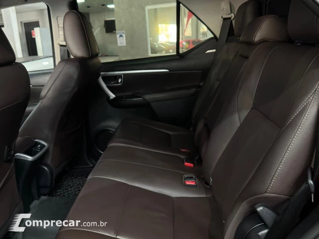 HILUX SW4 - 2.8 D-4D TURBO SRX 7L 4X4 AUTOMÁTICO