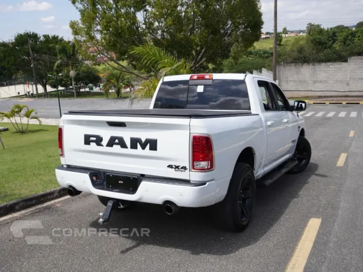 CLASSIC 5.7 V8 GASOLINA LARAMIE NIGHT EDITION CD 4X4 AUTOMÁT