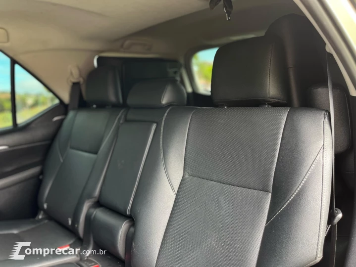 HILUX SW4 2.8 D-4D TURBO DIESEL SRX 7L 4X4 AUTOMÁTICO