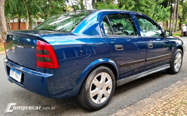 ASTRA 1.8 MPFI GL Sedan 8V