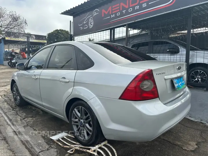 FOCUS SEDAN