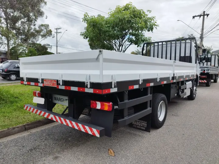 Accelo 1017 + Carroceria