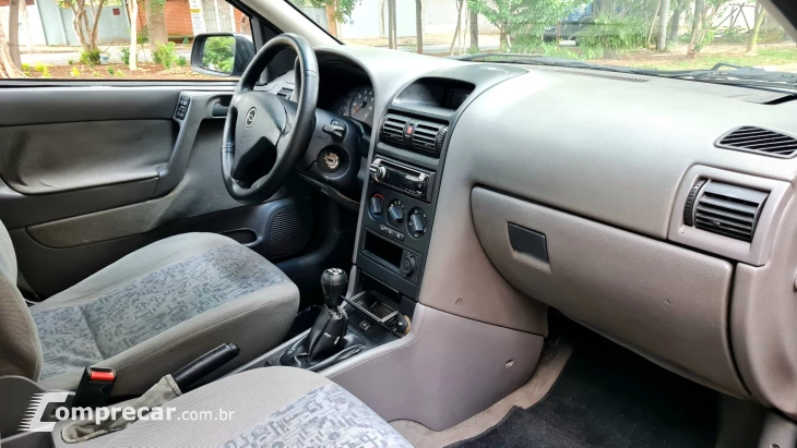 ASTRA 1.8 MPFI GL Sedan 8V