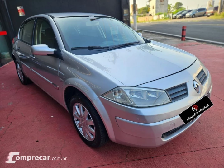 Megane Sedan Dynamique Hi-Flex 1.6 16V
