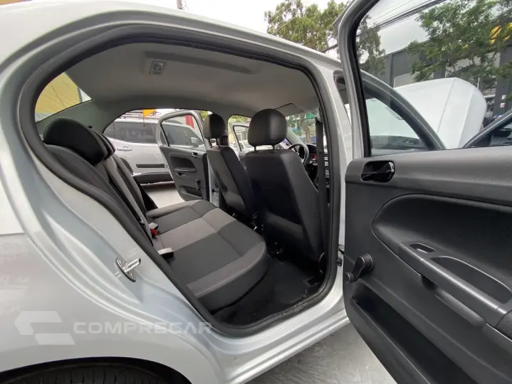 Volkswagen Voyage 1.6  Flex 8V 4P