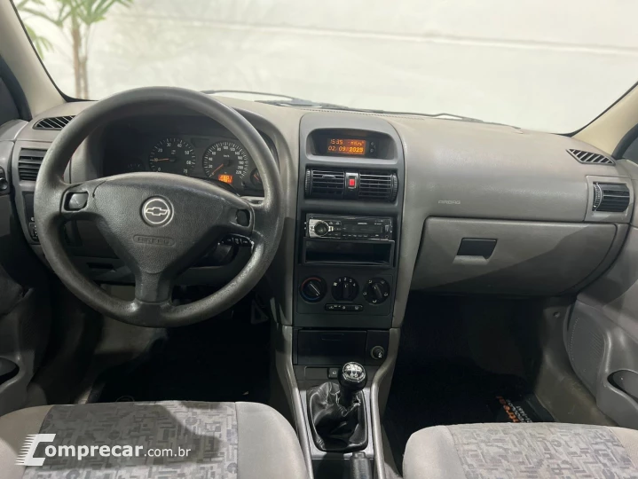 ASTRA 1.8 MPFI GL Sedan 8V