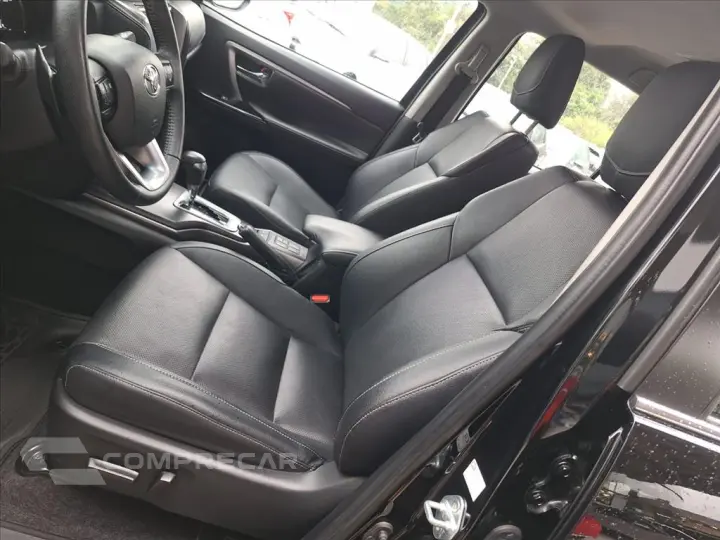 HILUX SW4 2.8 D-4D TURBO DIESEL SRX 7L 4X4 AUTOMÁ