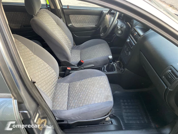 ASTRA 1.8 MPFI Sedan Comfort 8V