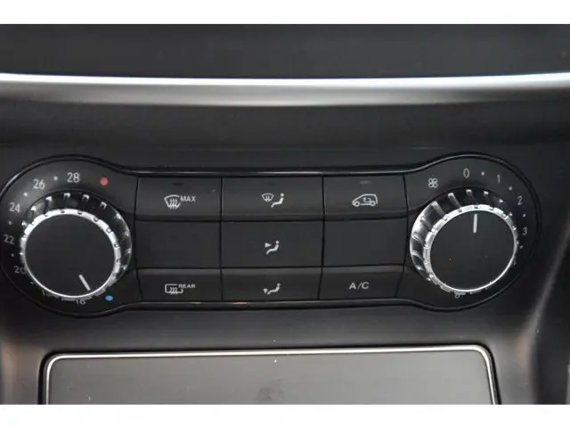 CLA 180 - 1.6 CGI 7G-DCT