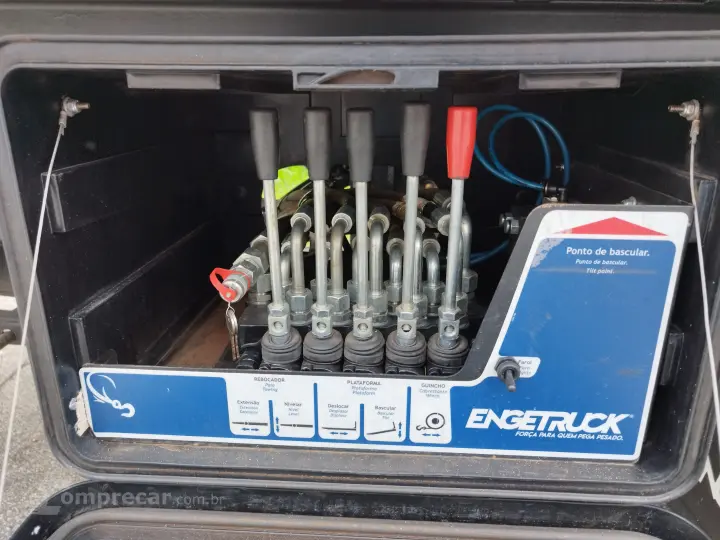 Accelo 1017 + Plataforma Engetruck