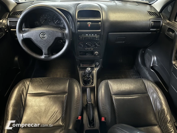 ASTRA 1.8 MPFI GL Sedan 8V