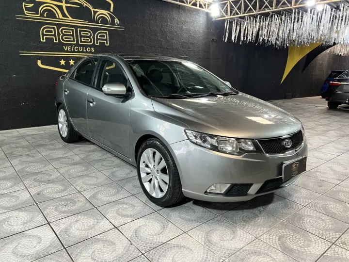 CERATO 1.6 E.213 SEDAN 16V GASOLINA 4P MANUAL