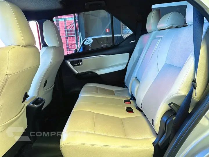HILUX SW4 2.8 D-4D TURBO DIESEL DIAMOND 7L 4X4 AUTOMÁTICO