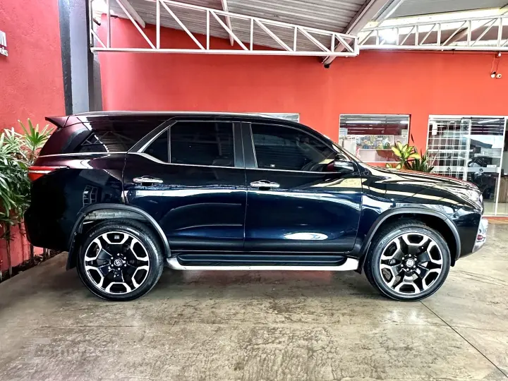 HILUX SW4 2.8 D-4D TURBO DIESEL SRX 7L 4X4 AUTOMÁTICO