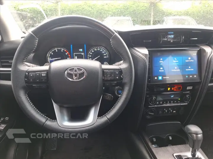 HILUX SW4 2.8 D-4D TURBO DIESEL SRX 7L 4X4 AUTOMÁ