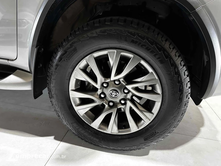 HILUX SW4 2.8 D-4D TURBO DIESEL SRX 7L 4X4 AUTOMÁTICO