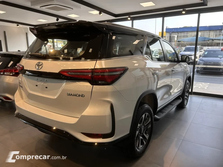 HILUX SW4 2.8 D-4D TURBO DIAMOND 7L 4X4 AUTOMÁTICO