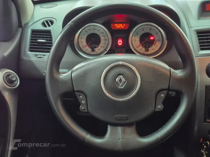 Megane Sedan Dynamique 1.6 16V (flex)