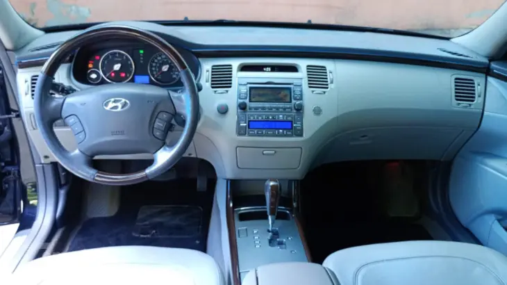 AZERA 3.3 MPFI GLS Sedan V6 24V