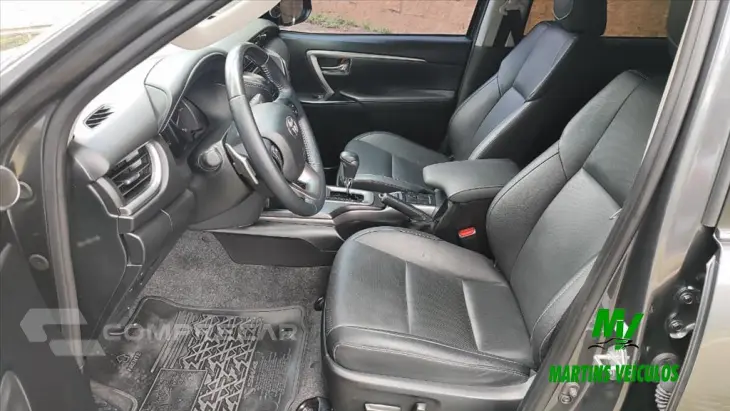 HILUX SW4 2.8 D-4D TURBO DIESEL SRX 4X4 AUTOMÁTICO