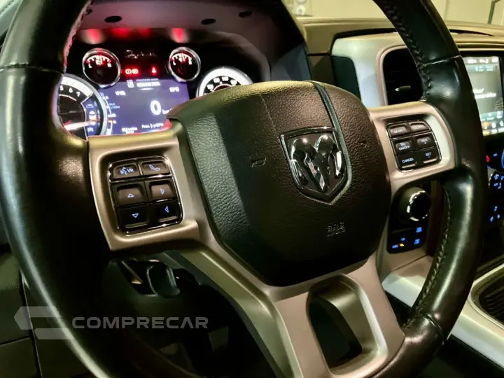 1500 5.7 V8 CLASSIC LARAMIE CABINE DUPLA 4X4 AUTOMÁTICO