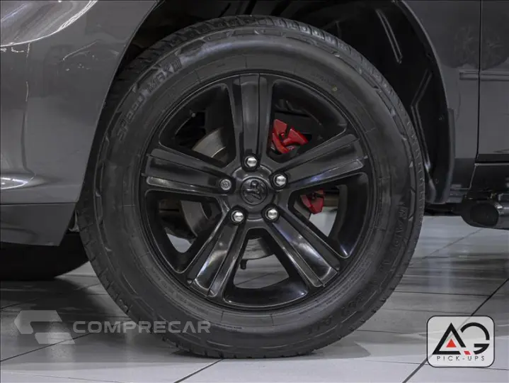 CLASSIC 5.7 V8 Laramie Night Edition CD 4X4