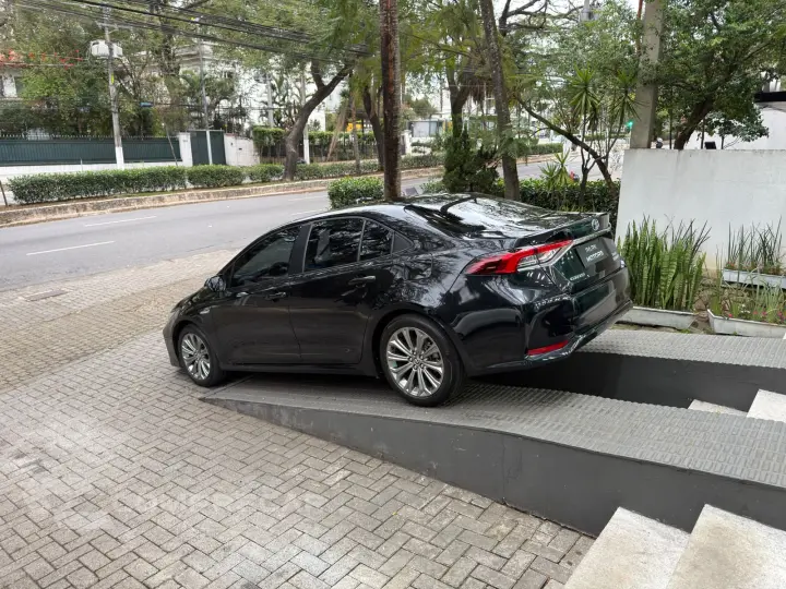 COROLLA 1.8 VVT-I Hybrid Altis