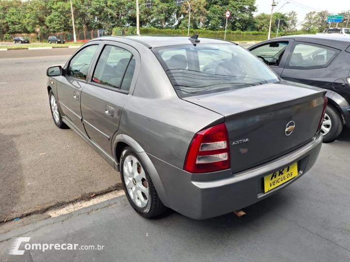 ASTRA 1.8 MPFI Comfort Sedan 8V