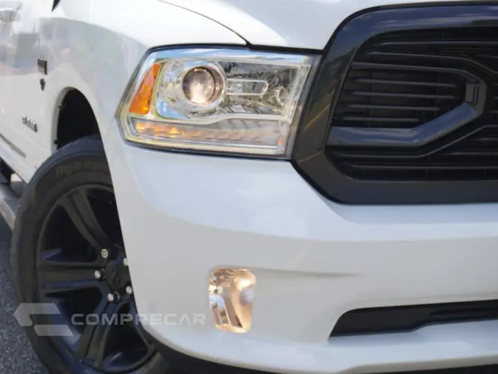 CLASSIC 5.7 V8 GASOLINA LARAMIE NIGHT EDITION CD 4X4 AUTOMÁT