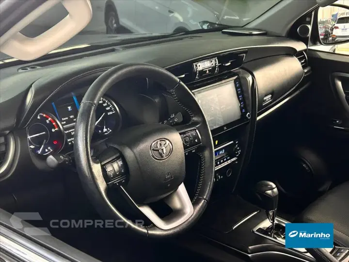 HILUX SW4 2.8 D-4D TURBO DIESEL SRX 7L 4X4 AUTOMÁ