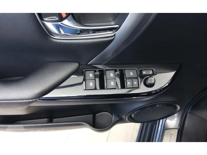 HILUX SW4 2.8 D-4D TURBO DIESEL SRX PLATINUM 7L 4X4 AUTOMÁTI