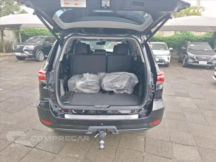 HILUX SW4 2.8 D-4D TURBO DIESEL SRX 7L 4X4 AUTOMÁ