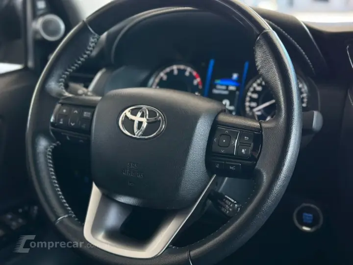 HILUX SW4 2.8 D-4D TURBO DIESEL SRX 7L 4X4 AUTOMÁTICO