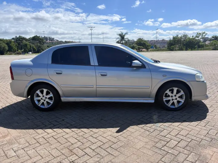 ASTRA 2.0 MPFI Sedan 8V