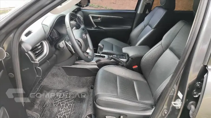 HILUX SW4 2.8 D-4D TURBO DIESEL SRX 4X4 AUTOMÁTICO
